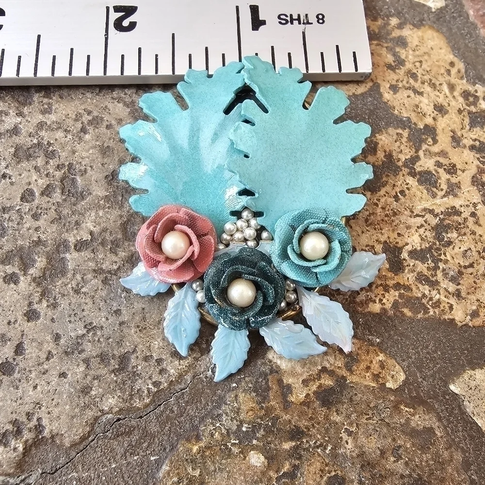 Vintage Lichen Floral Brooch With Flowers, Faux Pearls, & Enamel Leaves / Lichen